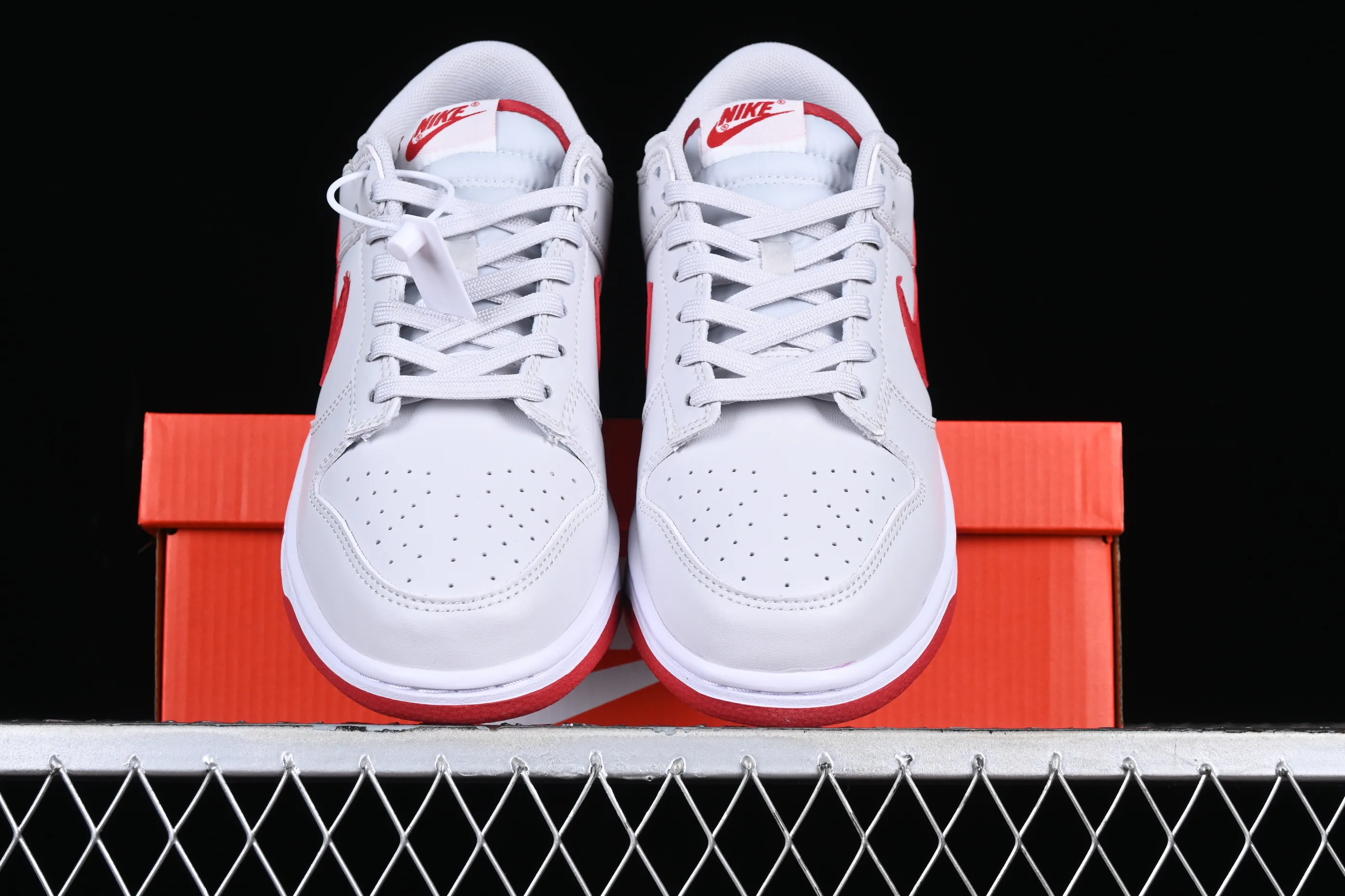 All Categories Nk SB Dunk Series Nk SB Dunk Low Low-top sneakers Cost-effective version Nk Dunk Low "Vast Grey/Varsity Red" Gray and red Bugs Bunny SB low-top sports and leisure sneakers FJ0832-011